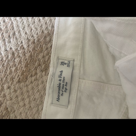 Abercombie and fitch size 28/6 white high waisted jeans shorts never worn - Picture 2 of 3